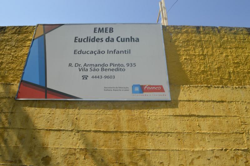 Frente da escola 