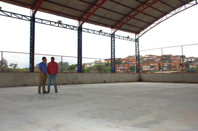 Kiko visita EMEB Paulo Cardoso de Azevedo e acompanha obra de cobertura da quadra Kiko visita EMEB Paulo Cardoso de Azevedo e acompanha obra de cobertura da quadra
