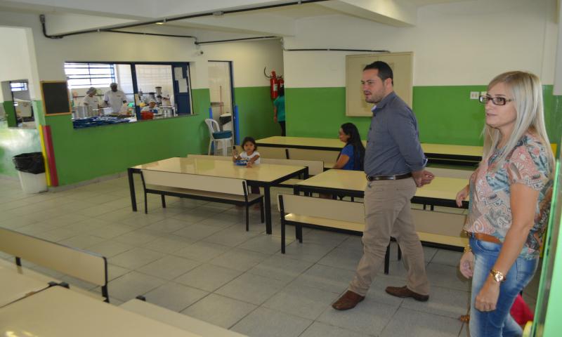Prefeito faz visita às EMEBs atingidas por enchentes e elogia trabalho de funcionários para recuperação das unidades Prefeito faz visita às EMEBs atingidas por enchentes e elogia trabalho de funcionários para recuperação das unidades