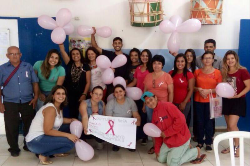 Jovens de todos os CRAS entregam fitas como símbolo do combate ao câncer de mama Jovens de todos os CRAS entregam fitas como símbolo do combate ao câncer de mama