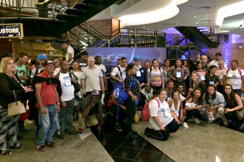 Jovens da Unidade de Saúde Mental e do Centro de Atenção Psicossocial (CAPS) assistem ao musical Ghost Jovens da Unidade de Saúde Mental e do Centro de Atenção Psicossocial (CAPS) assistem ao musical Ghost