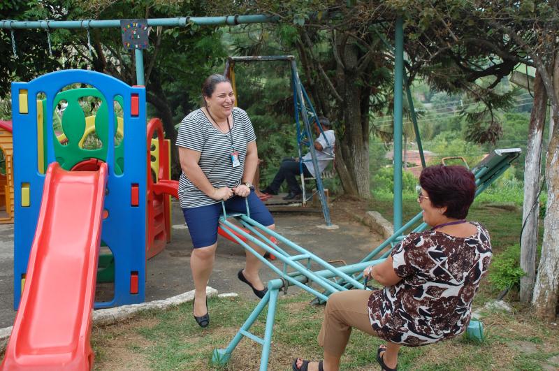 Tarde de sol reuniu jovens e familiares na confraternização de final de ano da Unidade de Saúde Mental e Reabilitação (USMR) Tarde de sol reuniu jovens e familiares na confraternização de final de ano da Unidade de Saúde Mental e Reabilitação (USMR)