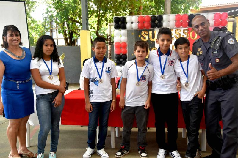 Alunos do quinto ano da EMEB Maria Aguilar Hernandez concluem primeiro ciclo escolar e se formam no PROERD Alunos do quinto ano da EMEB Maria Aguilar Hernandez concluem primeiro ciclo escolar e se formam no PROERD