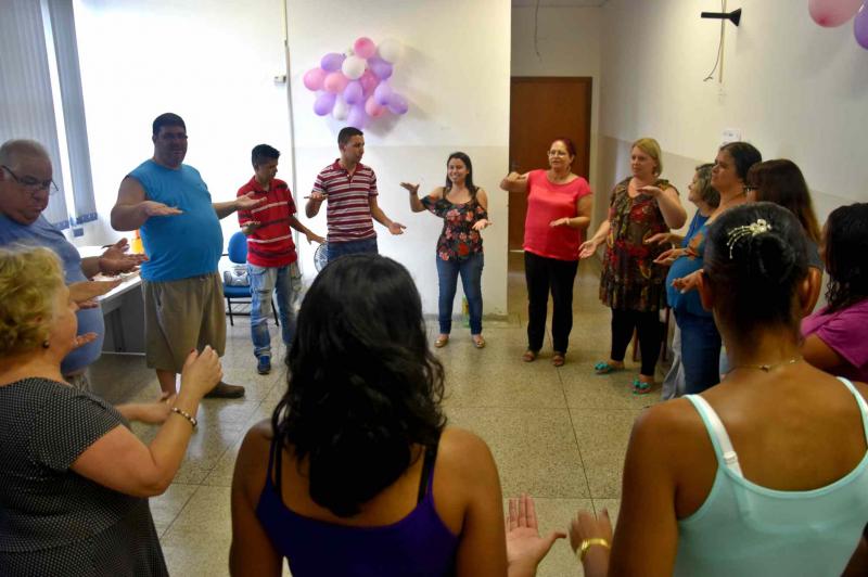 Oficina em grupo realiza confraternização em sala de reuniões da praça da saúde Oficina em grupo realiza confraternização em sala de reuniões da praça da saúde