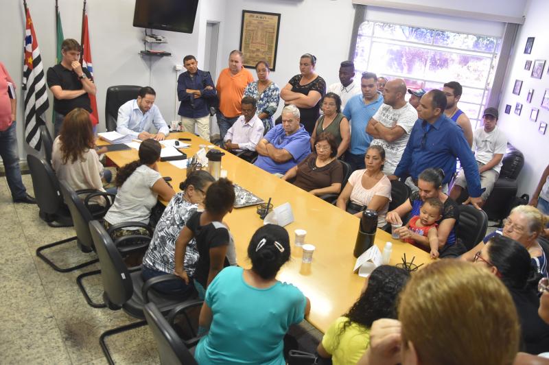 Prefeito Kiko recebe moradores do Jardim das Colinas Prefeito Kiko recebe moradores do Jardim das Colinas