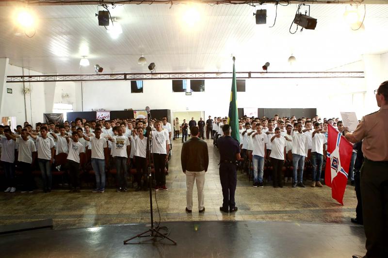 Juramento à bandeira é realizado por 300 jovens no Centro Cultural Juramento à bandeira é realizado por 300 jovens no Centro Cultural
