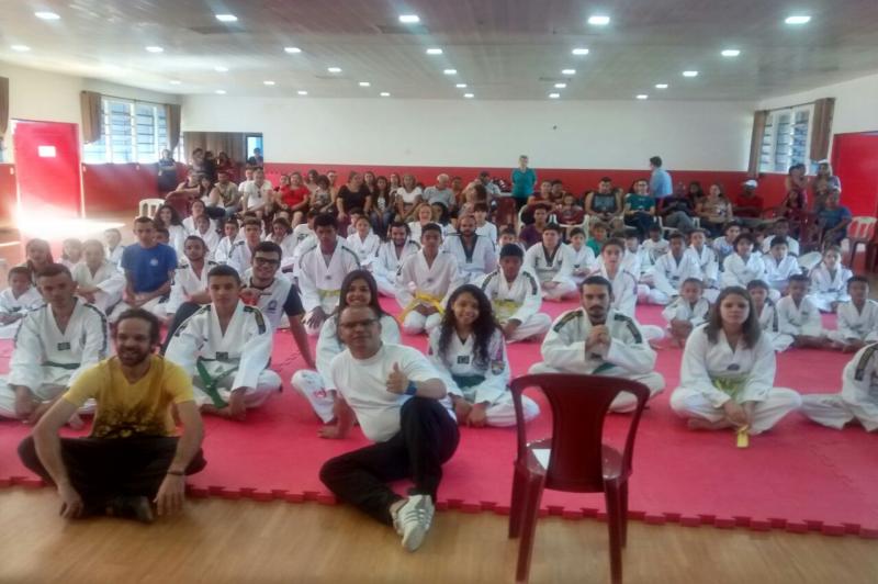 Torneio de Taekwondo reuniu mais de 100 alunos de todos os polos no salão do CSU Torneio de Taekwondo reuniu mais de 100 alunos de todos os polos no salão do CSU