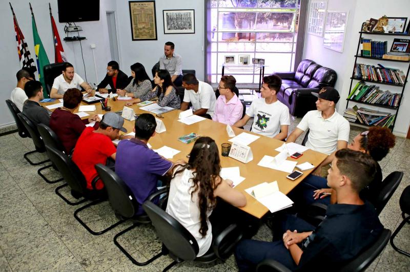 Gabinete da prefeitura é tomado por jovens com ideias para melhorar a cidade Gabinete da prefeitura é tomado por jovens com ideias para melhorar a cidade