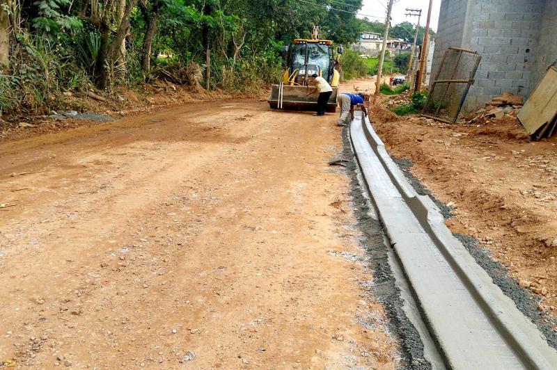 Na rua Antônio Amaro Ortiz, obra para implantação de guias e sarjetas chega em 70% de conclusão Na rua Antônio Amaro Ortiz, obra para implantação de guias e sarjetas chega em 70% de conclusão