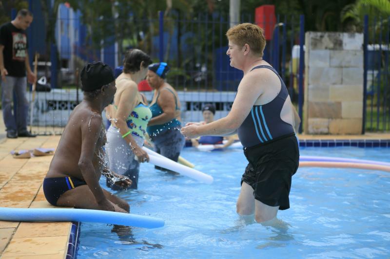 Idosos do CDI participam de aulas de hidroginástica na piscina do parque Idosos do CDI participam de aulas de hidroginástica na piscina do parque
