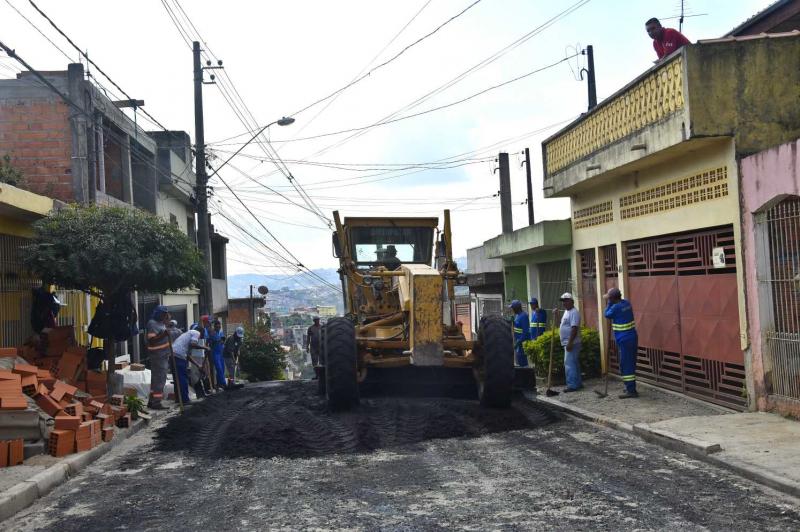 Na Vila Sonia, rua Chico Mendes começa a receber asfalto Na Vila Sonia, rua Chico Mendes começa a receber asfalto