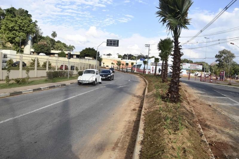 Trecho da Estrada do Governo está sendo remodelado e tem novo paisagismo Trecho da Estrada do Governo está sendo remodelado e tem novo paisagismo