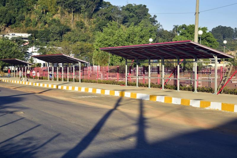 Obra dos pontos de ônibus na rua Gentil Rocha está em fase final Obra dos pontos de ônibus na rua Gentil Rocha está em fase final