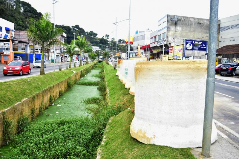 Obra para canalização do córrego na rua Basílio Fazzi inicia e mudará visual do espaço Obra para canalização do córrego na rua Basílio Fazzi inicia e mudará visual do espaço