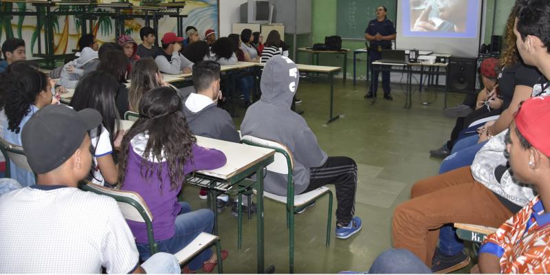 Nas escolas, GCM de Franco mostra aos jovens como desviar do caminho das drogas Nas escolas, GCM de Franco mostra aos jovens como desviar do caminho das drogas