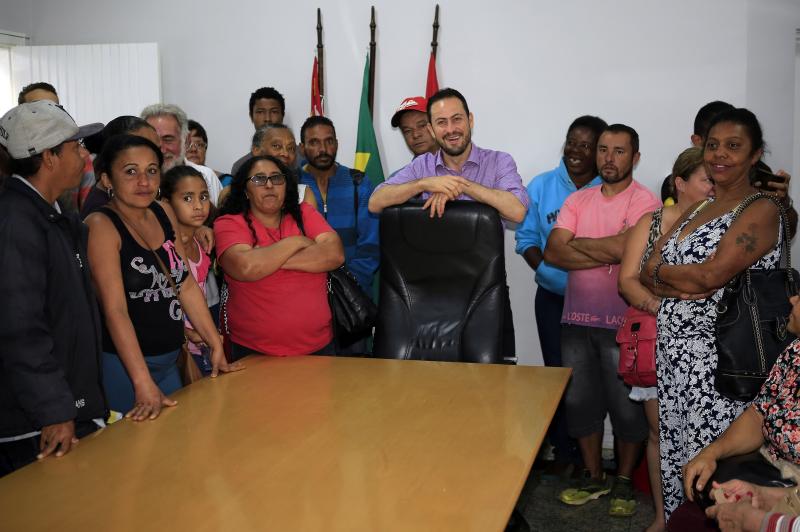 Moradores se reúnem no gabinete para mais uma edição do Café com o Prefeito Moradores se reúnem no gabinete para mais uma edição do Café com o Prefeito