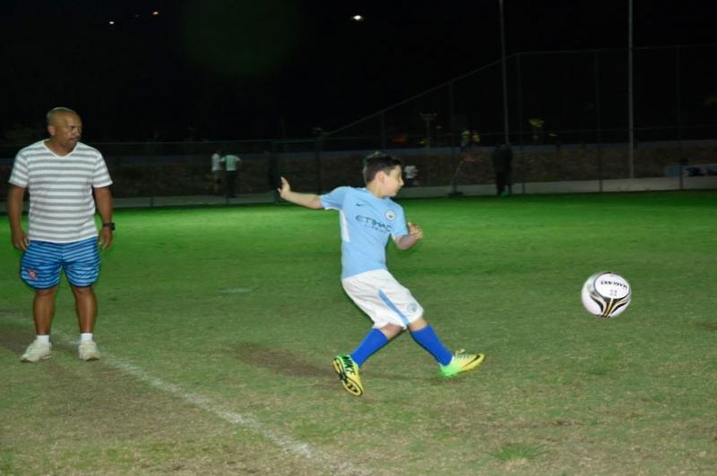 Prefeitura oferece aulas de futebol no campo do parque municipal Prefeitura oferece aulas de futebol no campo do parque municipal
