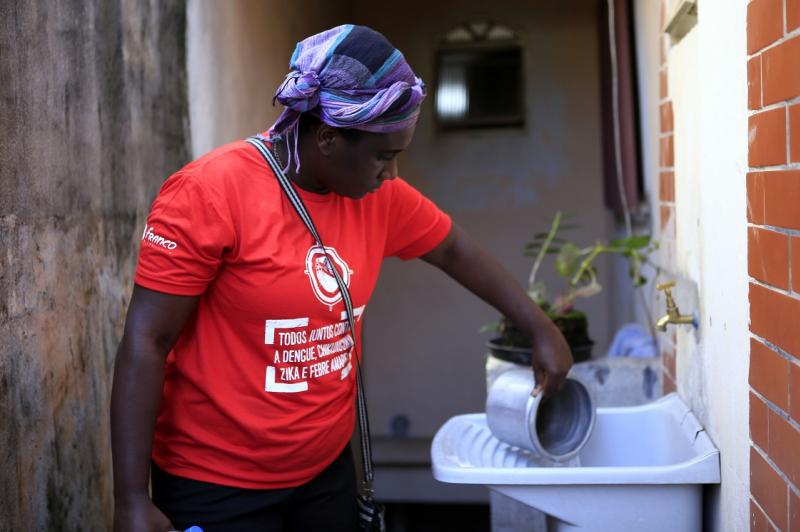 Agentes de saúde realizam ações de combate à Dengue Agentes de saúde realizam ações de combate à Dengue